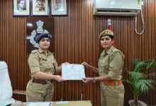 अंबेडकरनगर में उत्कृष्ट कार्य करने वाले पुलिसकर्मियों को सम्मानित करती पुलिस अधीक्षक की सांकेतिक तस्वीर।