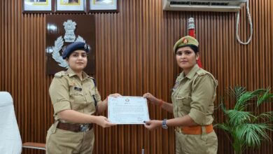 अंबेडकरनगर में उत्कृष्ट कार्य करने वाले पुलिसकर्मियों को सम्मानित करती पुलिस अधीक्षक की सांकेतिक तस्वीर।