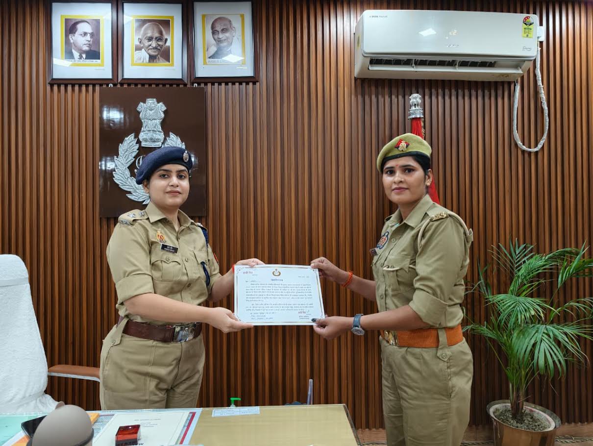 अंबेडकरनगर में उत्कृष्ट कार्य करने वाले पुलिसकर्मियों को सम्मानित करती पुलिस अधीक्षक की सांकेतिक तस्वीर।