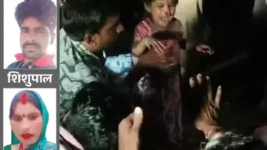 तालबेहट सड़क हादसे में घायल बच्ची और सड़क किनारे पड़े उसके माता-पिता