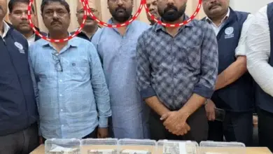 लखनऊ विकास प्राधिकरण से जुड़े कथित रिश्वत मामले की जांच करती विजिलेंस टीम।