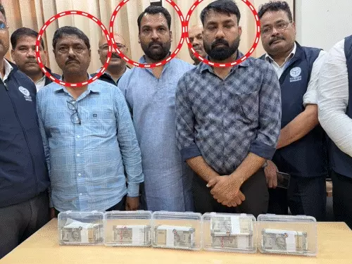 लखनऊ विकास प्राधिकरण से जुड़े कथित रिश्वत मामले की जांच करती विजिलेंस टीम।