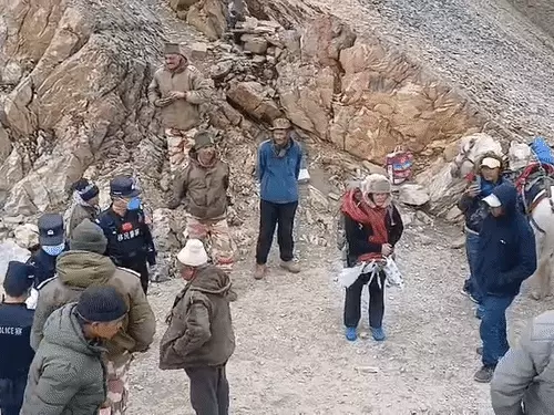 लिपुलेख दर्रे से तिब्बत की ओर रवाना होते भारतीय व्यापारियों का प्रतीकात्मक दृश्य।