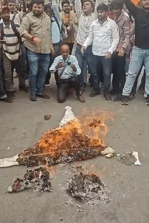 लखनऊ में झारखंड सरकार के खिलाफ ABVP छात्रों का प्रदर्शन