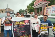 लखनऊ में भाजपा कार्यालय के बाहर तख्तियां लेकर प्रदर्शन करते डायल-108 और डायल-102 एंबुलेंस चालक।