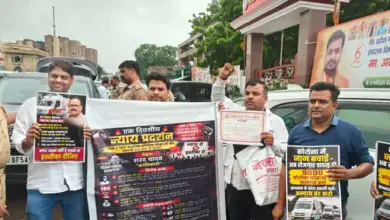 लखनऊ में भाजपा कार्यालय के बाहर तख्तियां लेकर प्रदर्शन करते डायल-108 और डायल-102 एंबुलेंस चालक।