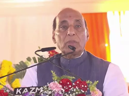 लखनऊ कैंट में विकास परियोजनाओं का शिलान्यास करते राजनाथ सिंह और योगी आदित्यनाथ