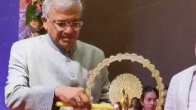 लखनऊ के इंदिरा गांधी प्रतिष्ठान में BLO से संवाद करते मुख्य निर्वाचन आयुक्त ज्ञानेश कुमार