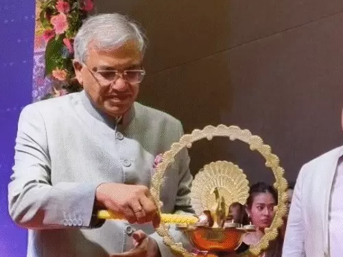 लखनऊ के इंदिरा गांधी प्रतिष्ठान में BLO से संवाद करते मुख्य निर्वाचन आयुक्त ज्ञानेश कुमार