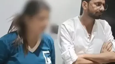 लखनऊ होटल में अधिशासी अभियंता और महिला से पूछताछ करती पुलिस