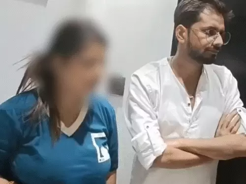 लखनऊ होटल में अधिशासी अभियंता और महिला से पूछताछ करती पुलिस
