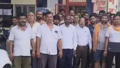 लखनऊ के अमौसी इंडेन गैस प्लांट के बाहर ट्रांसपोर्टर्स की हड़ताल