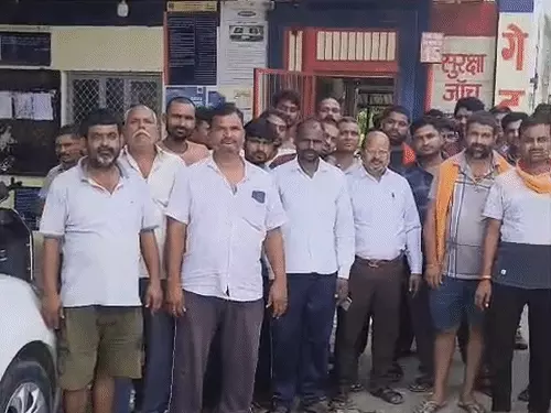 लखनऊ के अमौसी इंडेन गैस प्लांट के बाहर ट्रांसपोर्टर्स की हड़ताल