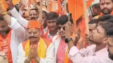 लखनऊ में मथुरा कूच के दौरान पुलिस द्वारा रोके गए विश्व हिंदू रक्षा परिषद के कार्यकर्ता