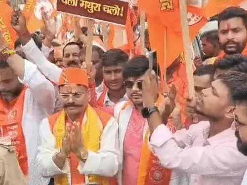 लखनऊ में मथुरा कूच के दौरान पुलिस द्वारा रोके गए विश्व हिंदू रक्षा परिषद के कार्यकर्ता