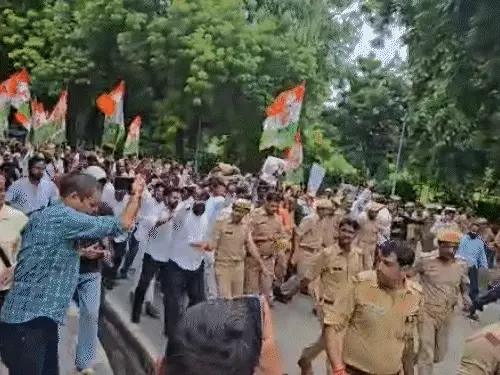 लखनऊ में अमित शाह के इस्तीफे की मांग को लेकर NSUI का प्रदर्शन
