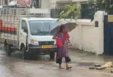 लखनऊ में लगातार बारिश के कारण गिरी झोपड़ी और जलभराव का सांकेतिक चित्र।