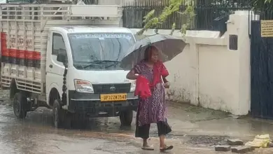 लखनऊ में लगातार बारिश के कारण गिरी झोपड़ी और जलभराव का सांकेतिक चित्र।
