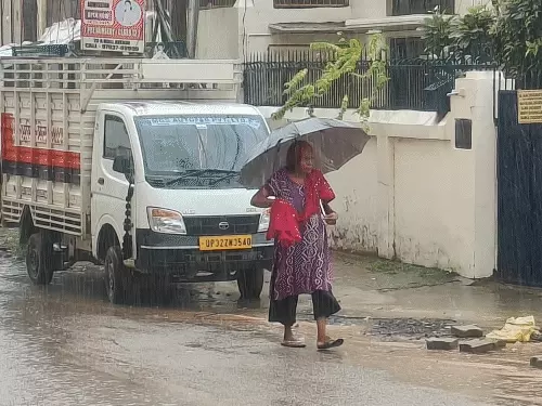 लखनऊ में लगातार बारिश के कारण गिरी झोपड़ी और जलभराव का सांकेतिक चित्र।