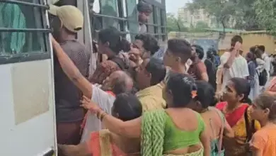 लखनऊ में रक्षाबंधन पर मुफ्त बस यात्रा के लिए बस का इंतजार करती महिलाएं