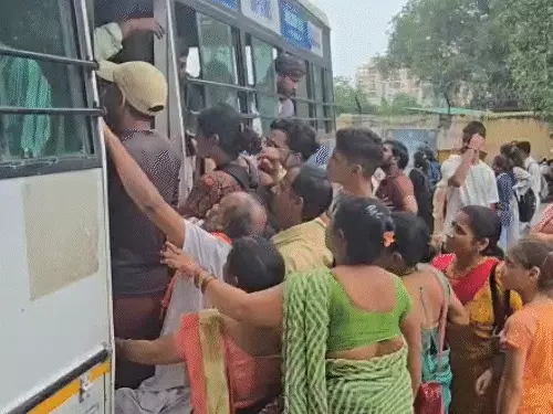 लखनऊ में रक्षाबंधन पर मुफ्त बस यात्रा के लिए बस का इंतजार करती महिलाएं