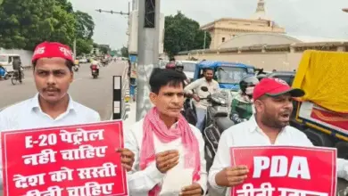 लखनऊ में चीनी के बढ़ते दामों के विरोध में सपा कार्यकर्ताओं ने राहगीरों को चीनी बांटी