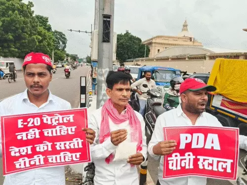 लखनऊ में चीनी के बढ़ते दामों के विरोध में सपा कार्यकर्ताओं ने राहगीरों को चीनी बांटी