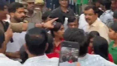 लखनऊ दुबग्गा बाईपास पर शिक्षकों की कमी को लेकर प्रदर्शन करती छात्राएं