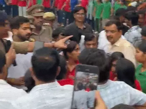 लखनऊ दुबग्गा बाईपास पर शिक्षकों की कमी को लेकर प्रदर्शन करती छात्राएं