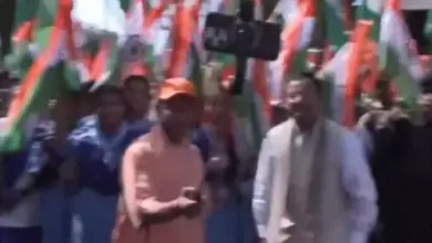 लखनऊ में तिरंगा यात्रा में CM योगी और भाजपा नेता