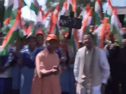 लखनऊ में तिरंगा यात्रा में CM योगी और भाजपा नेता
