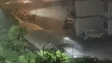 लखनऊ में बारिश के बाद सड़क, बादलों से घिरा आसमान और सुहावने मौसम का दृश्य।