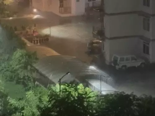 लखनऊ में बारिश के बाद सड़क, बादलों से घिरा आसमान और सुहावने मौसम का दृश्य।