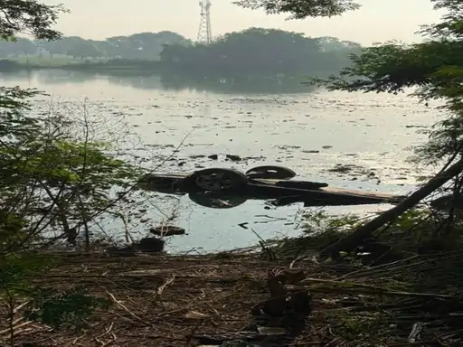 लुधियाना के रायकोट में तालाब में गिरी कार
