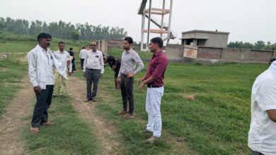 टांडा के माझा उल्टाहवा में बाढ़ की स्थिति का निरीक्षण करते एसडीएम