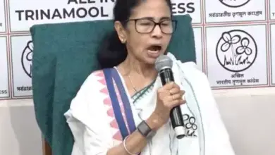 पश्चिम बंगाल की मुख्यमंत्री ममता बनर्जी फेसबुक लाइव के दौरान राजनीतिक मुद्दों पर बयान देती हुईं
