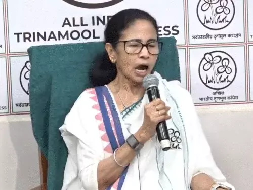 पश्चिम बंगाल की मुख्यमंत्री ममता बनर्जी फेसबुक लाइव के दौरान राजनीतिक मुद्दों पर बयान देती हुईं