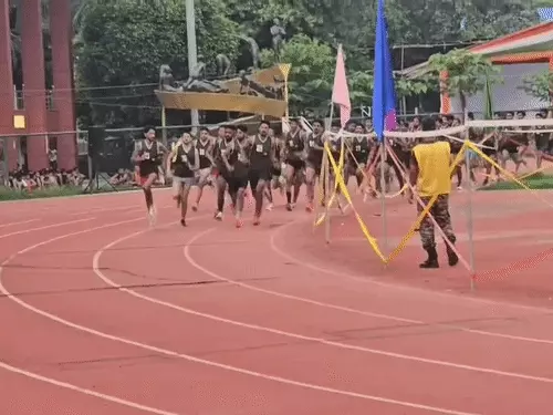 मेरठ के डॉ. भीमराव अंबेडकर स्टेडियम में अग्निवीर भर्ती रैली के दौरान दौड़ लगाते अभ्यर्थी