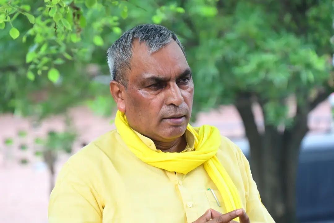 अंबेडकरनगर में छात्र मुद्दे पर विपक्ष पर निशाना साधते कैबिनेट मंत्री ओम प्रकाश राजभर।