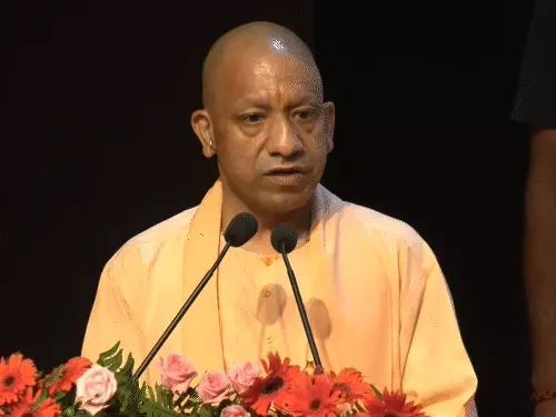 मुख्यमंत्री योगी आदित्यनाथ राशन कोटेदारों के कार्यक्रम में संबोधित करते हुए