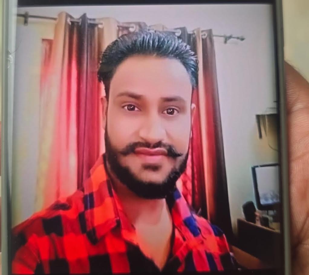 अम्बेडकरनगर के अकबरपुर क्षेत्र में लापता युवक के मामले की जांच करती पुलिस।