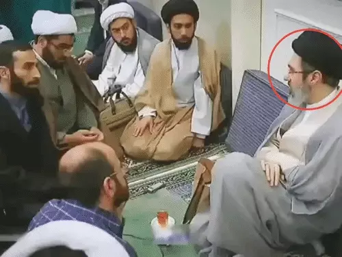 मुजतबा खामेनेई लोगों के बीच बैठे हुए