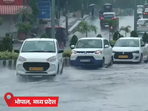 भारी बारिश के बाद बाढ़ और जलभराव का दृश्य