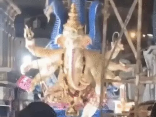 मुंबई के भुलेश्वर में गिरी 22 फीट ऊंची गणेश प्रतिमा