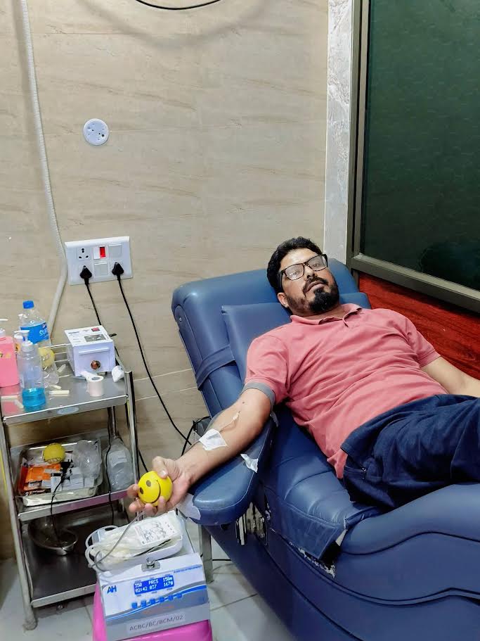 जरूरतमंद बच्ची के लिए रक्तदान करते मुराद अली
