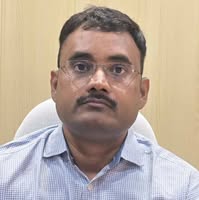 यूपी बोर्ड हाईस्कूल और इंटरमीडिएट परीक्षा फॉर्म भरते छात्र