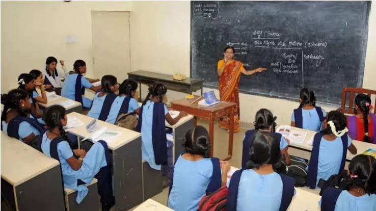 अंबेडकरनगर के सरकारी स्कूल में विद्यार्थी, नई SMC में बढ़ेगी अभिभावकों की भागीदारी