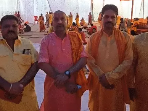लखनऊ में नीरज सिंह के जन्मदिन पर आयोजित 24 कुंडीय महायज्ञ
