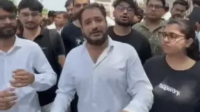 जयपुर के NEET PG परीक्षा केंद्र पर गड़बड़ी के विरोध में प्रदर्शन करते परीक्षार्थी