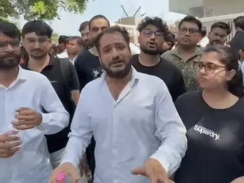 जयपुर के NEET PG परीक्षा केंद्र पर गड़बड़ी के विरोध में प्रदर्शन करते परीक्षार्थी